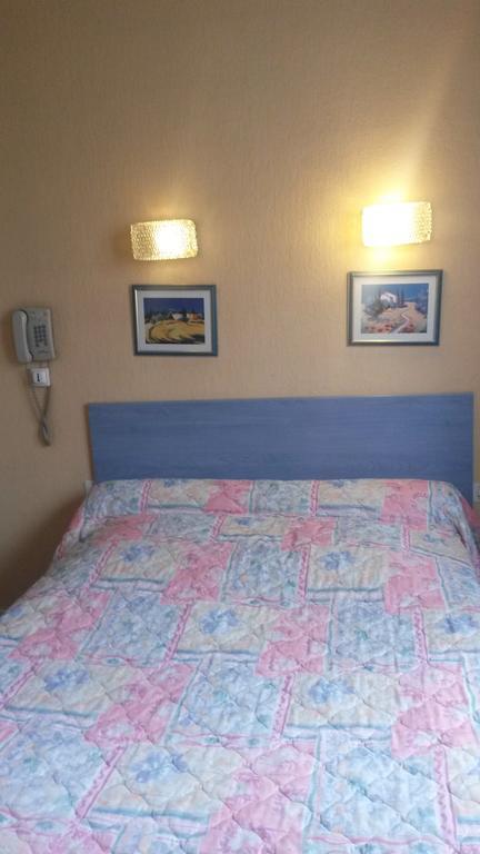 Central Hotel Saint-Priest  Quarto foto